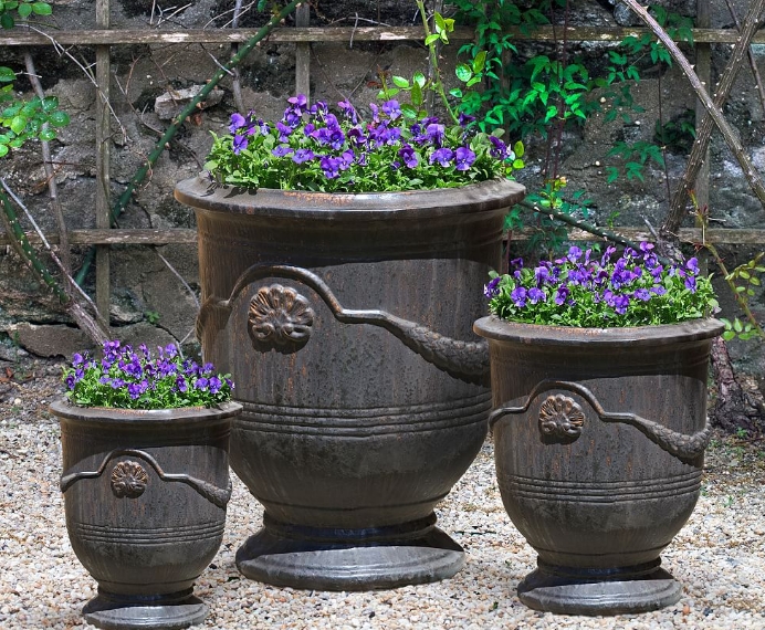 black flower pots