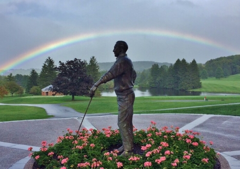 golfer statue