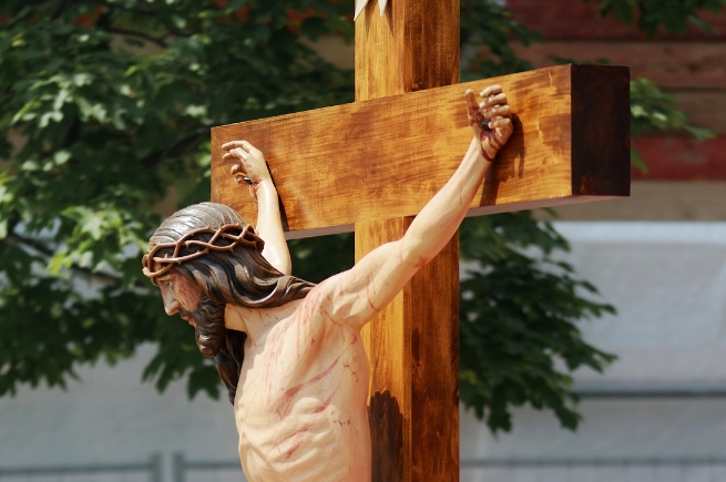 jesus crucifix statue